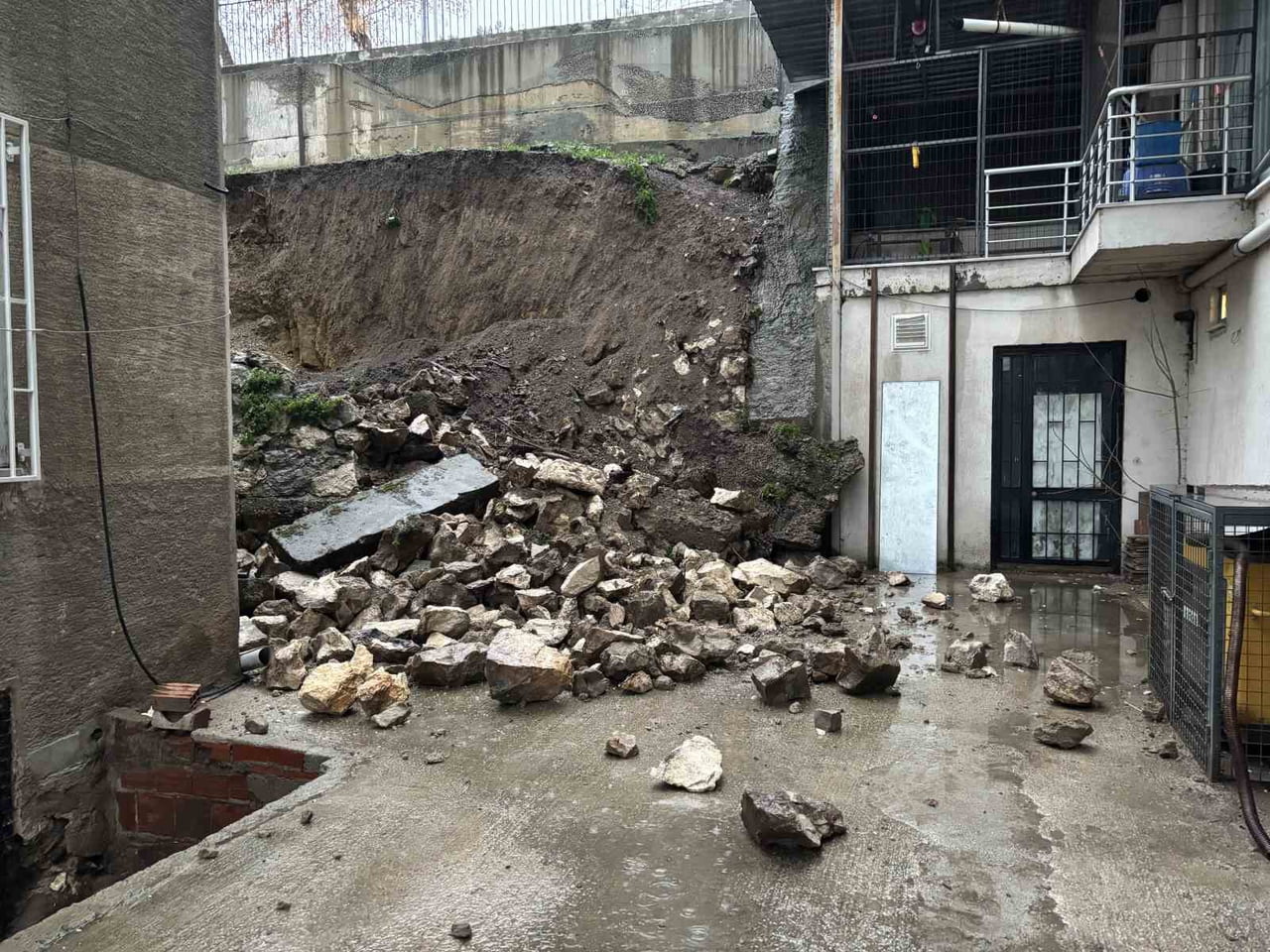 EDİRNE’DE SAĞANAK SONRASI İSTİNAT DUVARI ÇÖKTÜ: BALKONLAR ZARAR GÖRDÜ