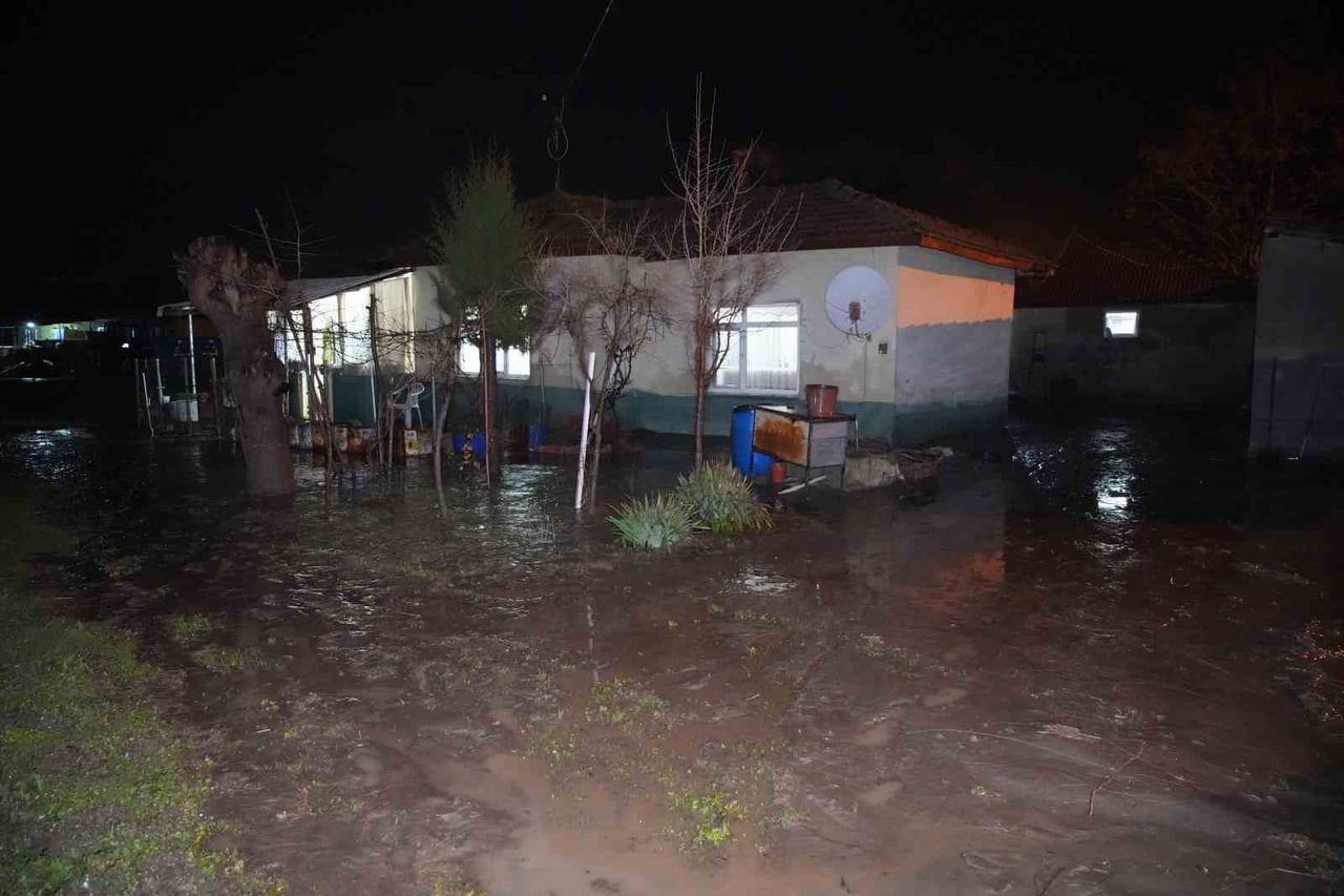 EDİRNE’DE SAĞANAK SU BASKINLARINA YOL AÇTI