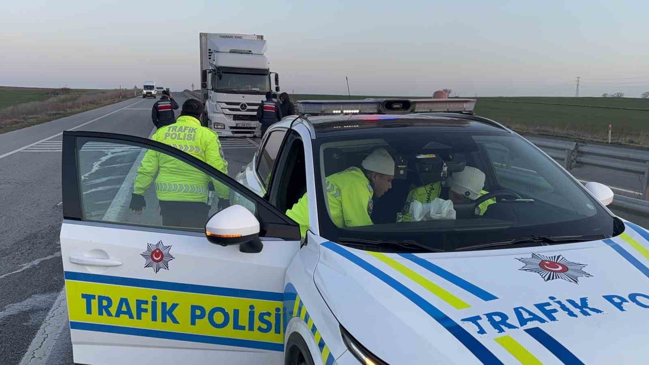 EDİRNE-HAVSA YOLUNDA MEYDANA GELEN TRAFİK KAZASINDA 16 TON DOLMALIK BİBER YÜKLÜ TIR BARİYERLERE...