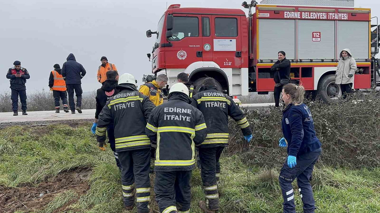 EDİRNE-LALAPAŞA KARAYOLUNDA KONTROLDEN ÇIKARAK KARŞI ŞERİDE GEÇEN TIRIN OTOMOBİLLE ÇARPIŞMASI...