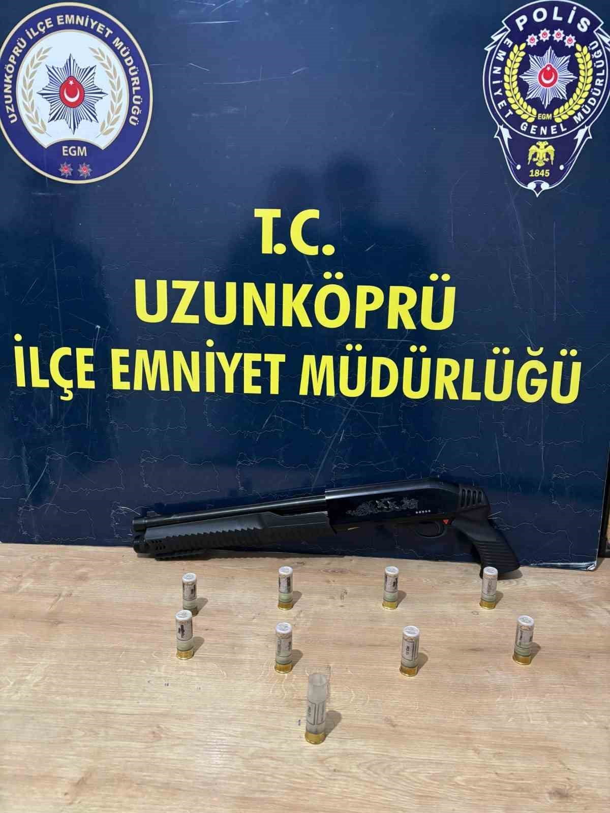 EDİRNE’NİN UZUNKÖPRÜ İLÇESİNDE POLİS EKİPLERİNCE YAPILAN DEVRİYE SIRASINDA RUHSATSIZ AV TÜFEĞİ ELE...