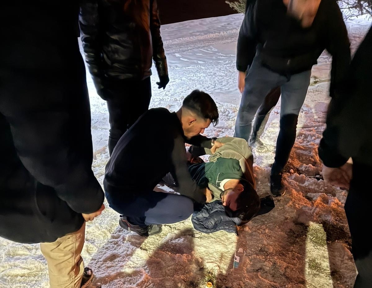 EDREMİT İLÇESİNDE KAMYONETİN DEVRİLMESİ SONUCU SÜRÜCÜ YARALANDI.