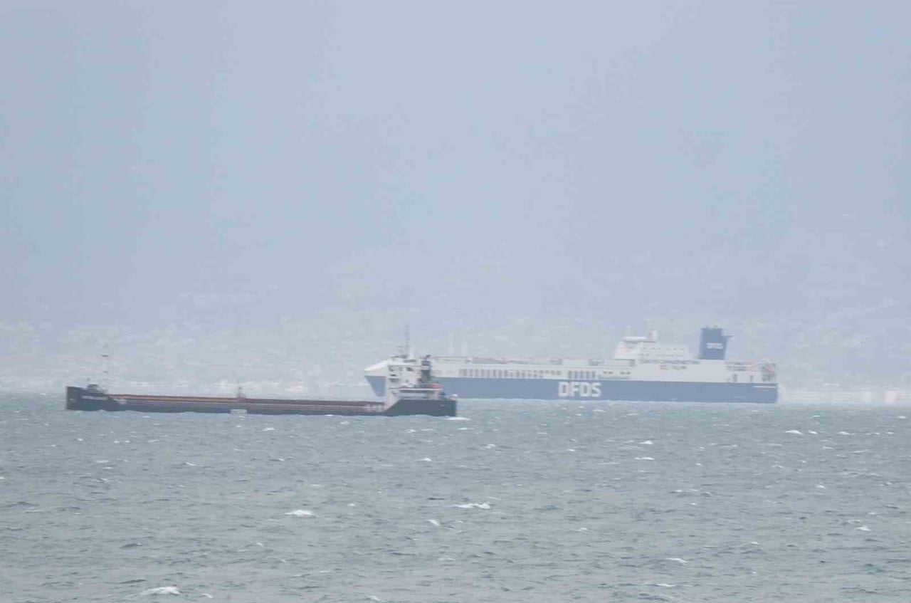 EDREMİT  KÖRFEZİNDE GEMİLER