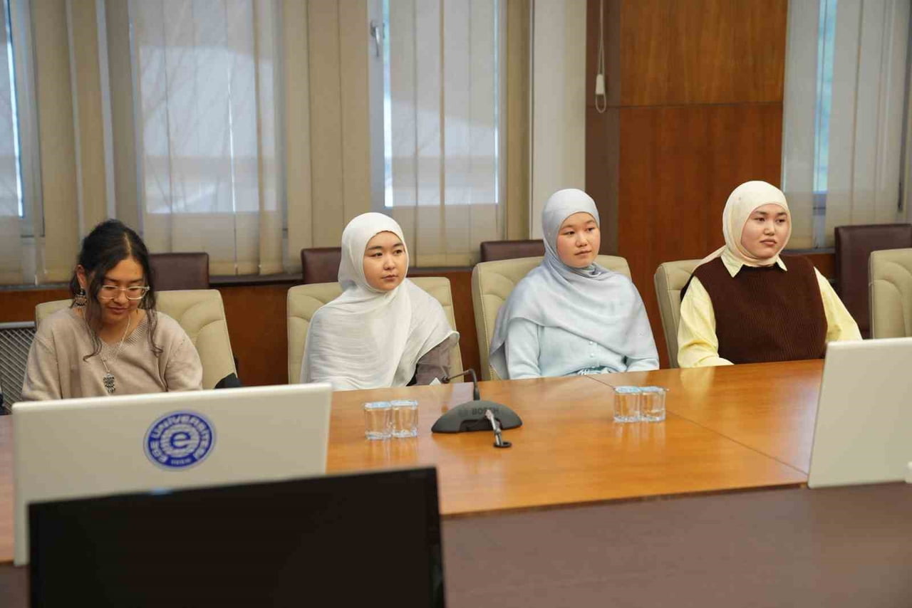 EGE ÜNİVERSİTESİ (EÜ) YENİ SENATO SALONUNDA DÜZENLENEN TOPLANTIYA EÜ REKTÖR YARDIMCISI PROF. DR....