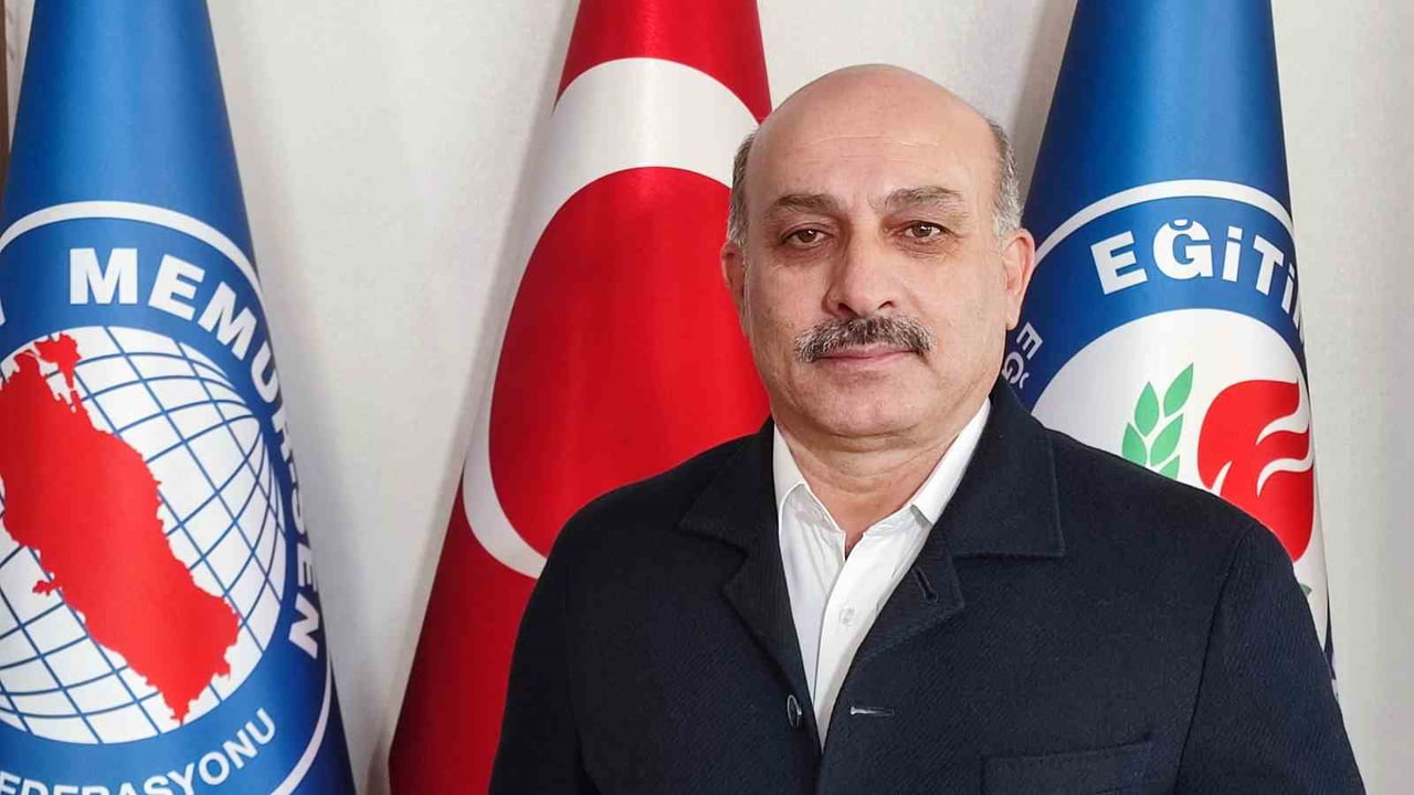 EĞİTİM-BİR-SEN ADANA ŞUBE BAŞKANI MUSTAFA SARIGEÇİLİ, "SOSYAL MEDYA KULLANIMI AİLELERİN...