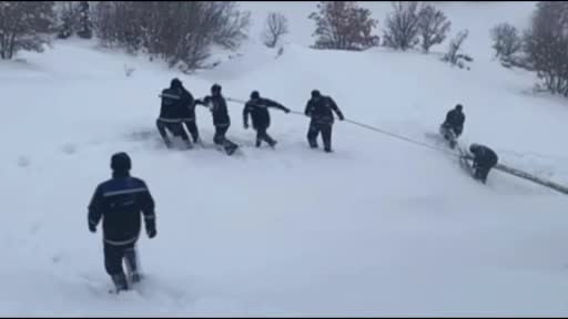 Ekipler enerji için seferber oldu: Kar içerisinde zorlu mücadele