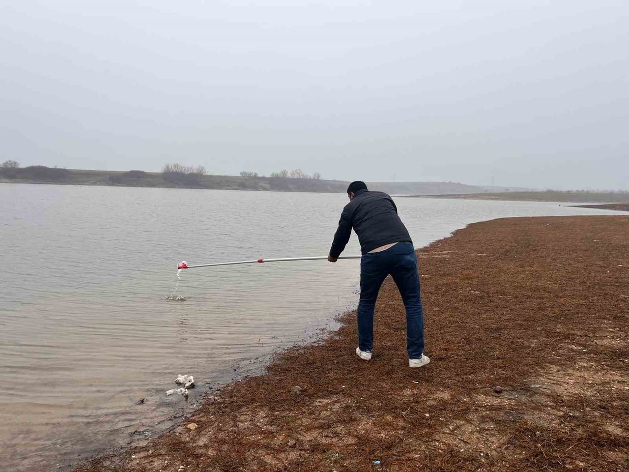 EKİPLER, GÖLETTE İNCELEMELERDE BULUNARAK SUDAN NUMUNE ALDI. ALINAN NUMUNELERİN LABORATUVAR...