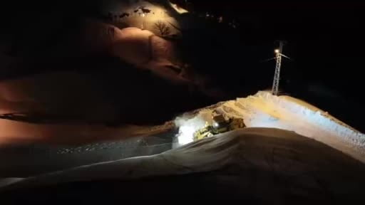 Ekipler yolu açtı, 90 yaşındaki hasta sırta taşınarak sağlık ekibine ulaştırıldı