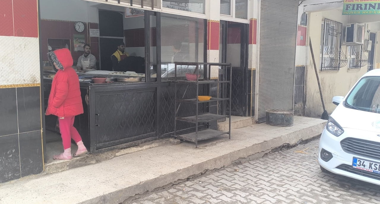 EKMEK FIRININDAKİ KEDİ VE FARE GÖRÜNTÜSÜ EKİPLERİ HAREKETE GEÇİRDİ