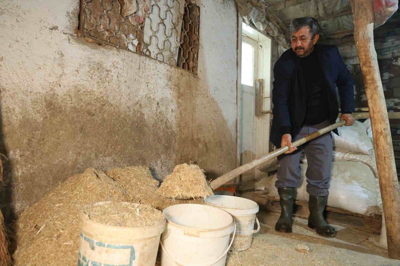ELAZIĞ'DA ETKİLİ OLAN AĞIR KIŞ ŞARTLARI, BESİCİLERİN GÜNLÜK YAŞAMINI ZORLAŞTIRMAYA DEVAM EDİYOR....