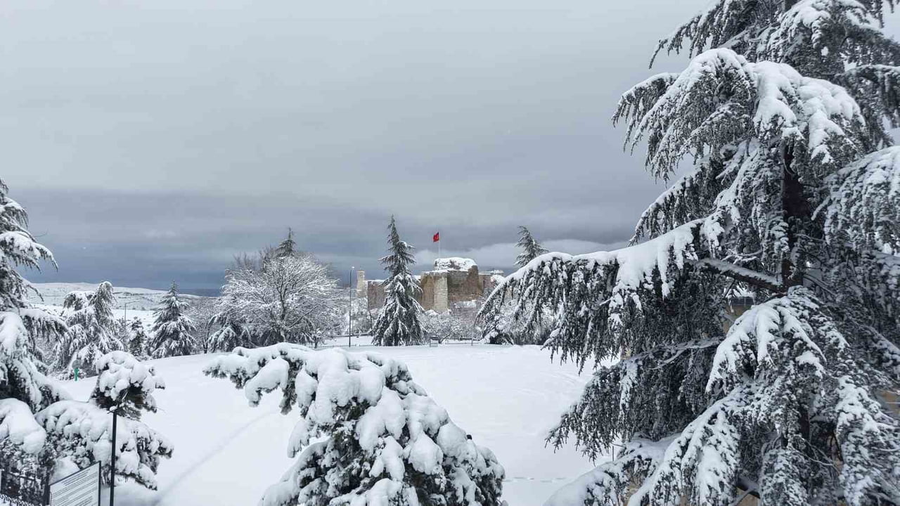 ELAZIĞ'DA ETKİLİ OLAN KAR YAĞIŞI NEDENİYLE, BİN 200 RAKIMLI TARİHİ HARPUT MAHALLESİNDE TEKRAR...