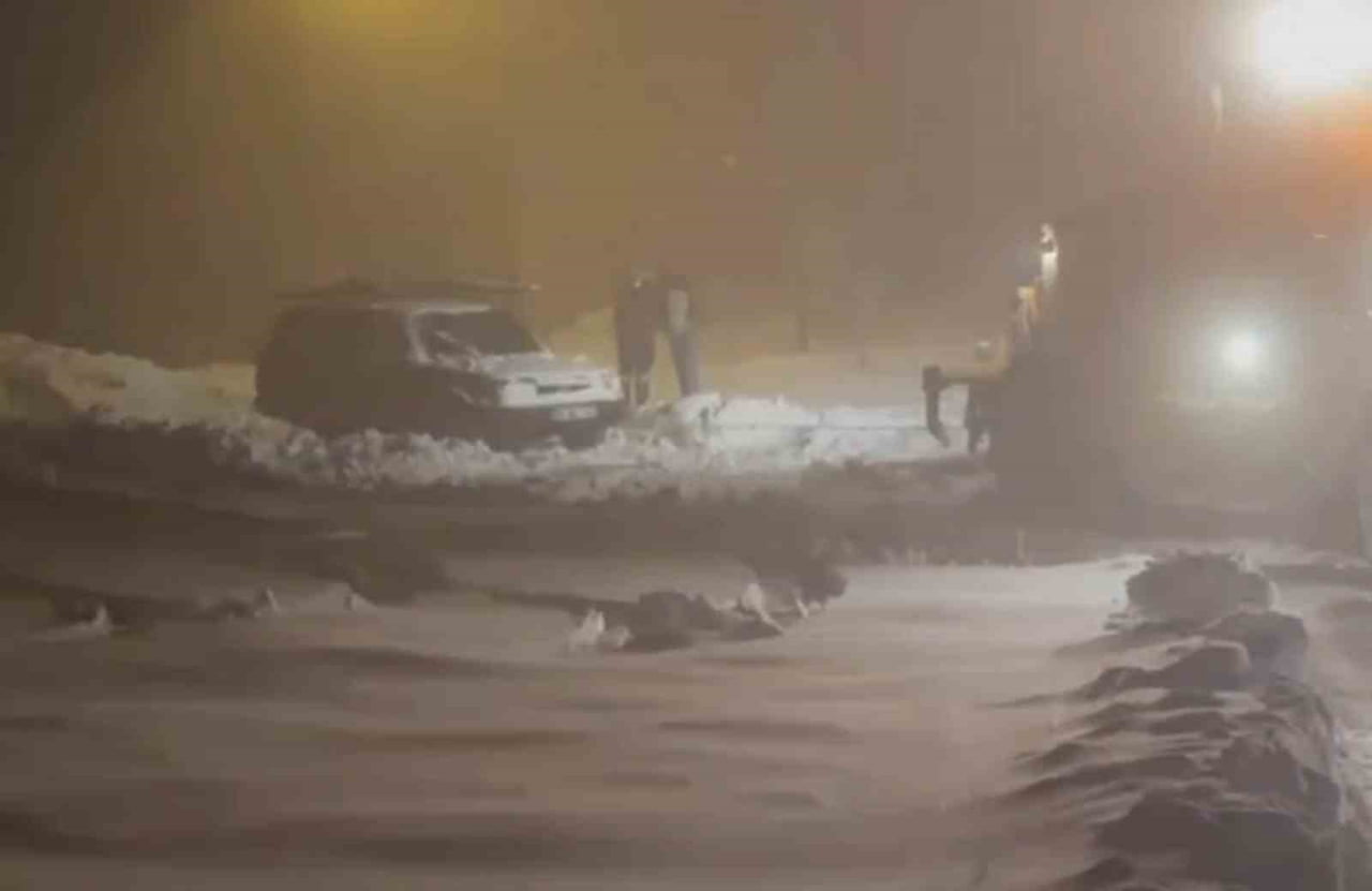 ELAZIĞ'DA ETKİLİ OLAN YOĞUN KAR YAĞIŞI NEDENİYLE YOLDA MAHSUR KALAN BİR OTOMOBİL, İL ÖZEL İDARESİ...