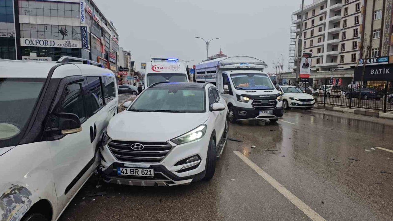 ELAZIĞ'DA OTOMOBİL İLE TAKSİNİN ÇARPIŞMASI SONUCU MEYDANA GELEN TRAFİK KAZASINDA 1 KİŞİ...