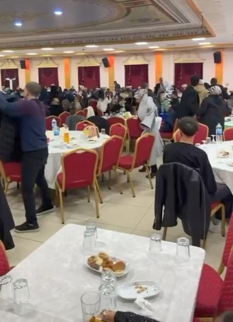 ELAZIĞ'IN BASKİL İLÇESİNDE MEYDANA GELEN 4.7 BÜYÜKLÜĞÜNDEKİ DEPREM ANI, BİR DÜĞÜN SALONUNDA DA...