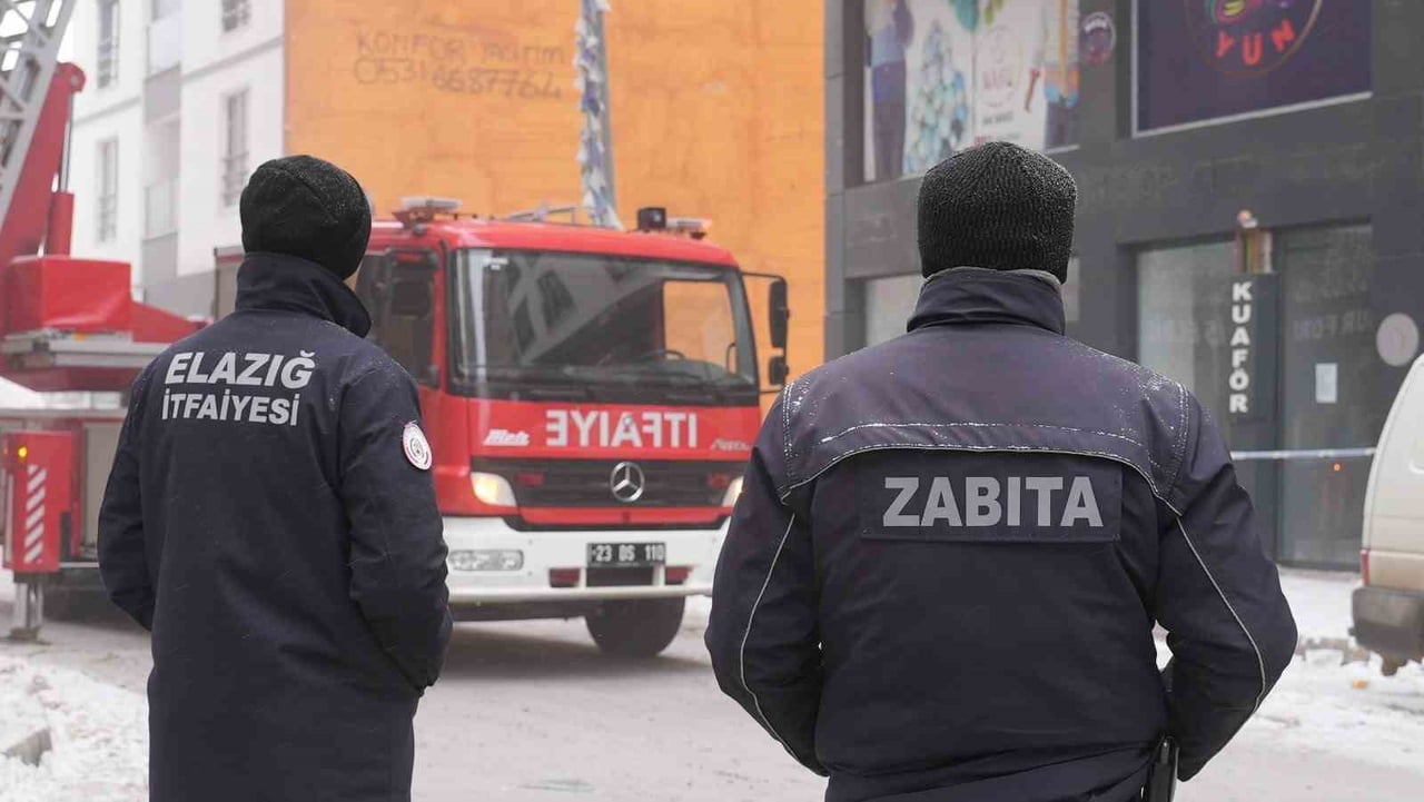 ELAZIĞ BELEDİYESİ İTFAİYE MÜDÜRLÜĞÜ EKİPLERİ, OLASI TEHLİKELERİN ÖNÜNE GEÇMEK İÇİN KENT GENELİNDE...