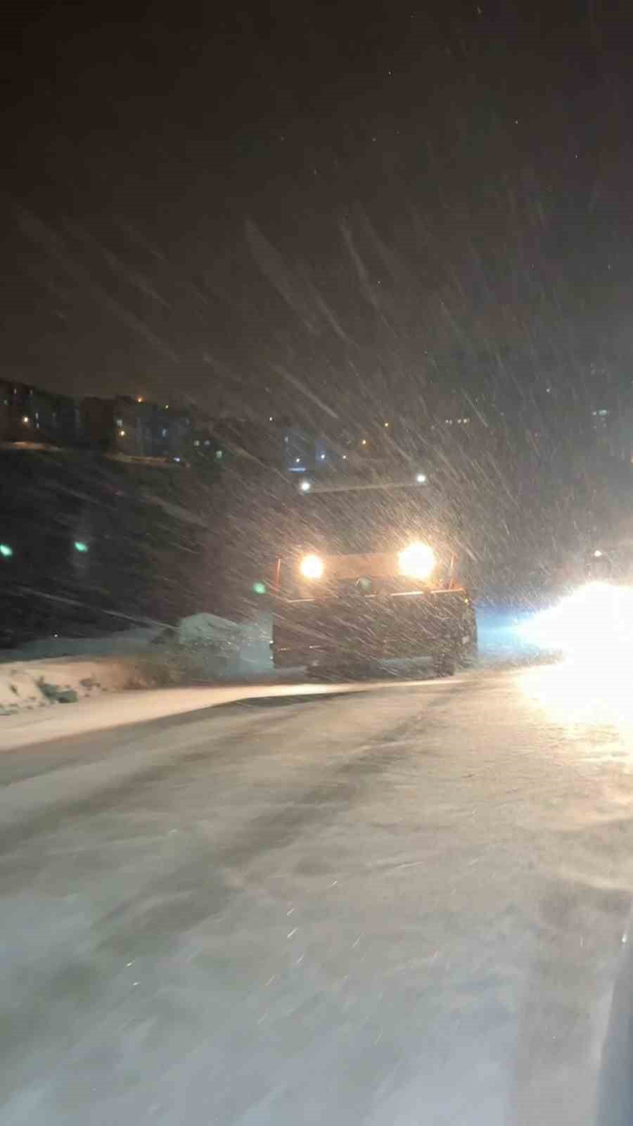 ELAZIĞ’DA AKŞAM SAATLERİNDE BAŞLAYAN VE HALEN ETKİSİNİ SÜRDÜREN KAR YAĞIŞINDAN DOLAYI ELAZIĞ...