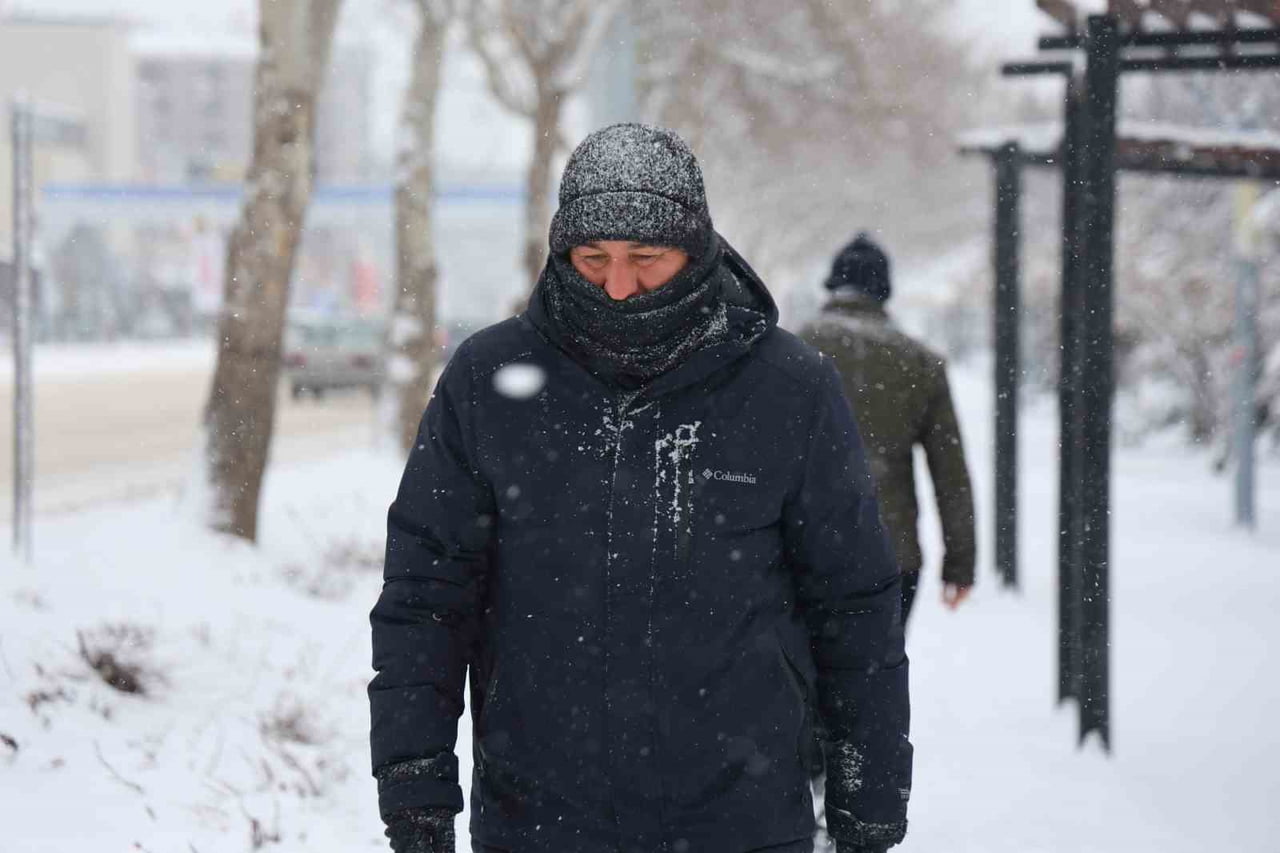 ELAZIĞ’DA ARALIKLARLA DEVAM EDEN KAR YAĞIŞI KENTİ BEYAZA BÜRÜDÜ. GECE SAATLERİNDEN İTİBAREN...