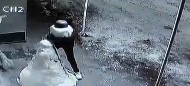 ELAZIĞ’DA BİR ŞAHIS, KARDAN ADAMIN KAFASINI ÇALARAK KAÇTI. O ANLAR KAMERALARA YANSIDI.