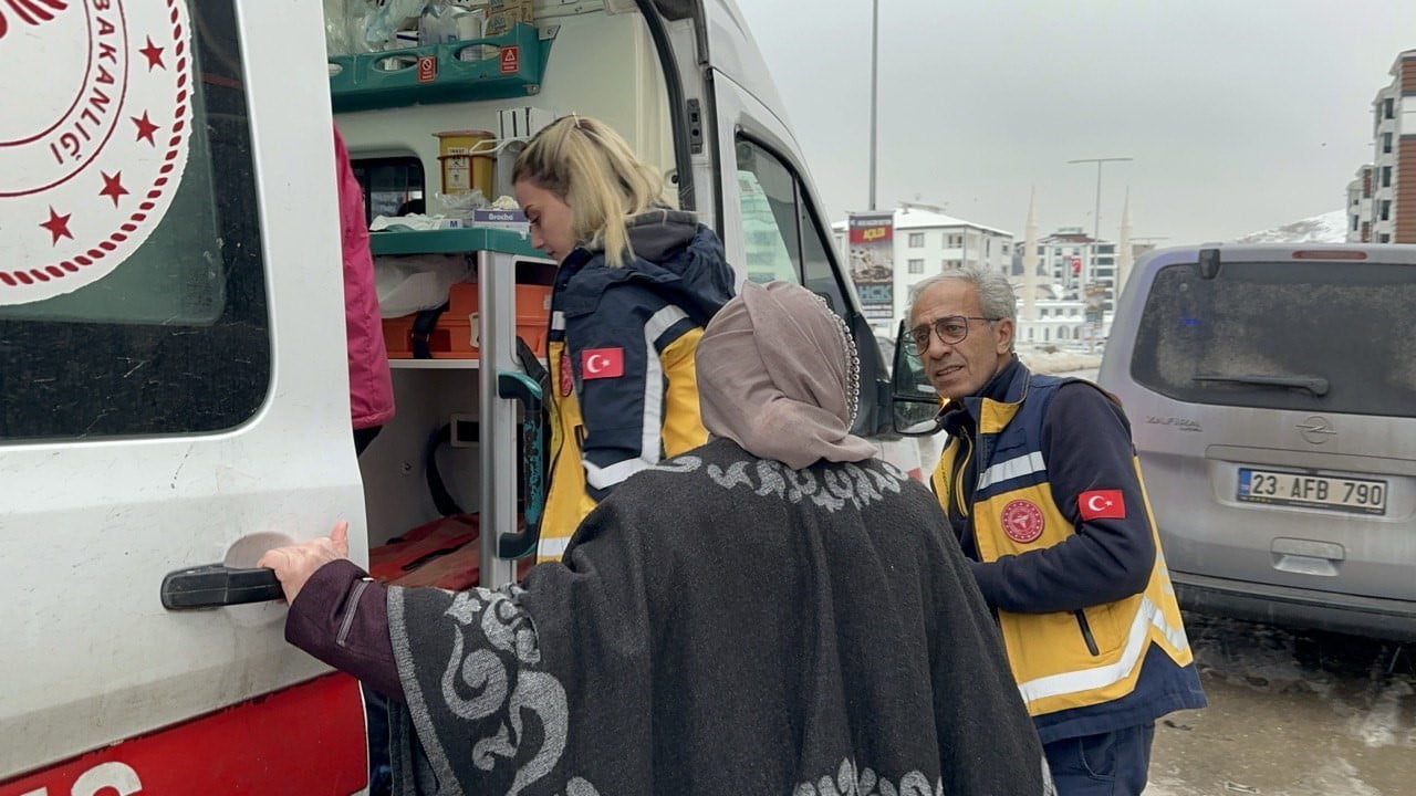 ELAZIĞ’DA BİR SİTEDE MEYDANA GELEN TOPLU DOĞAL GAZ ZEHİRLENMESİ PANİĞE NEDEN OLDU. OLAYDA BİRİ...