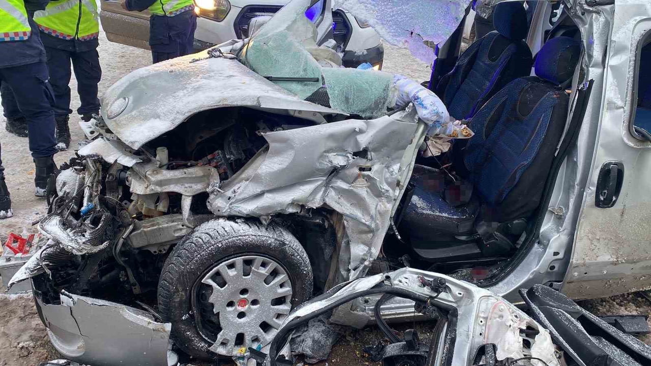 ELAZIĞ’DA BUZDAN DOLAYI KONTROLDEN ÇIKAN HAFİF TİCARİ ARAÇ, PARK HALİNDEKİ TIRA ARKADAN ÇARPTI....