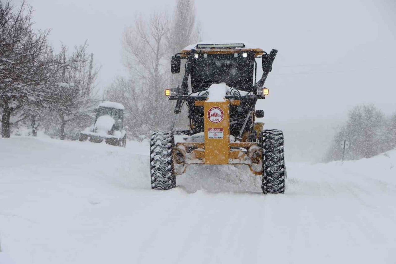 ELAZIĞ’DA DÜN BAŞLAYAN VE ETKİSİNİ SÜRDÜREN KAR YAĞIŞI NEDENİYLE KENT GENELİNDE BULUNAN 546 KÖY...