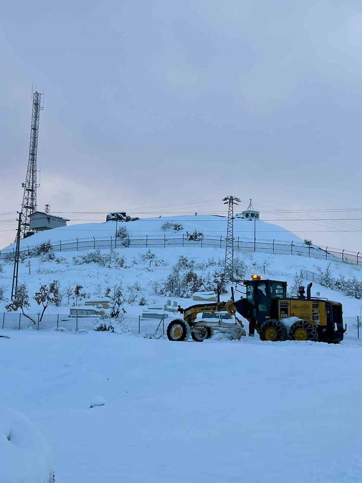 ELAZIĞ’DA DÜN SABAH SAATLERİNDE BAŞLAYAN VE ETKİSİNİ SÜRDÜREN KAR YAĞIŞINDAN DOLAYI, KENTTE...