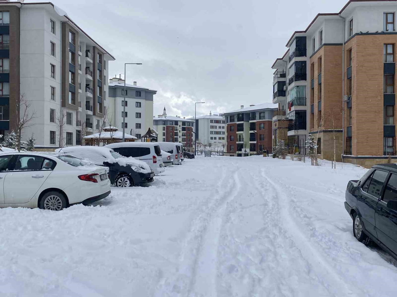 ELAZIĞ’DA ETKİSİNİ SÜRDÜRE KAR YAĞIŞINDAN DOLAYI EĞİTİM-ÖĞRETİME 1 GÜN DAHA ARA...
