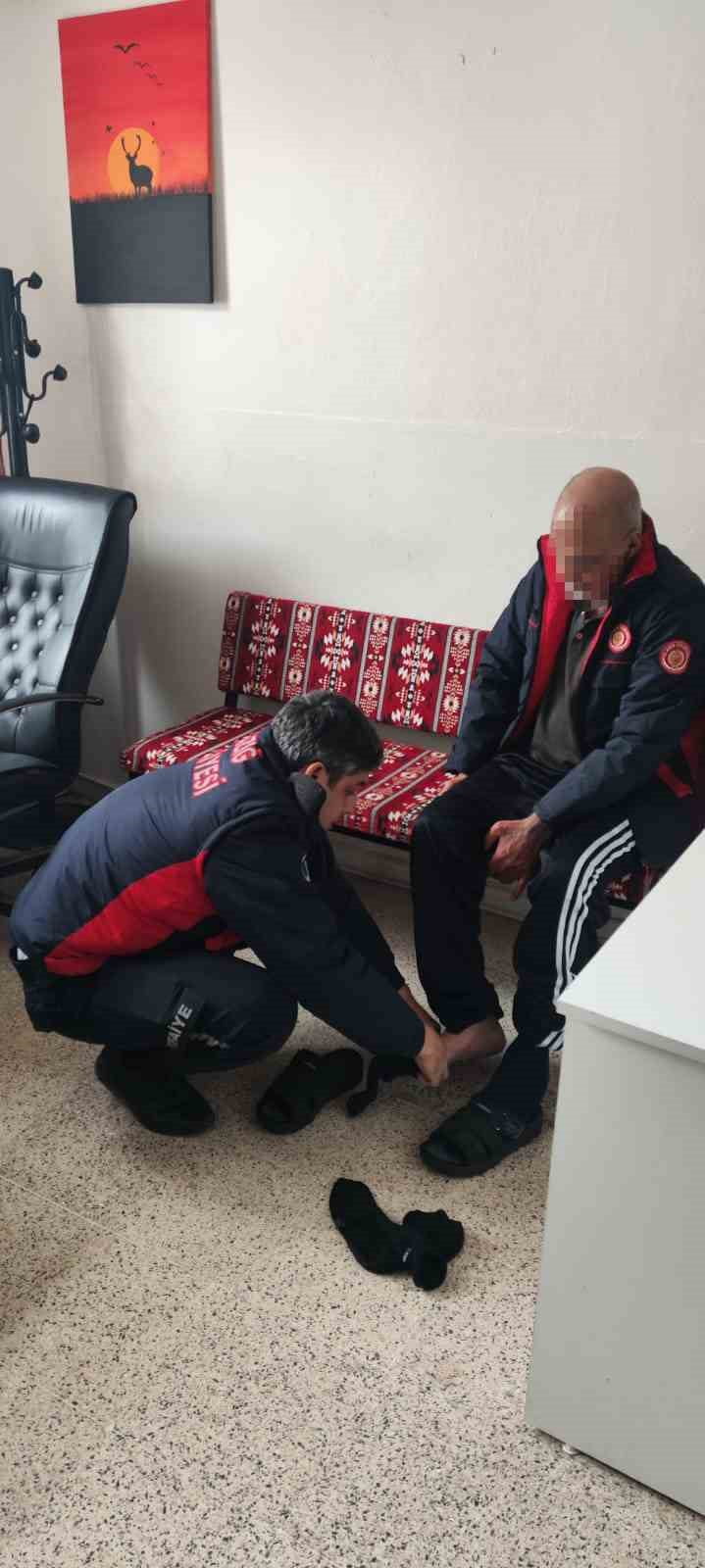 ELAZIĞ’DA ETKİSİNİ SÜRDÜREN SOĞUK HAVADA, SOKAKTA YAŞAYAN VE HİPOTERMİ GEÇİRMEK ÜZERE OLAN...