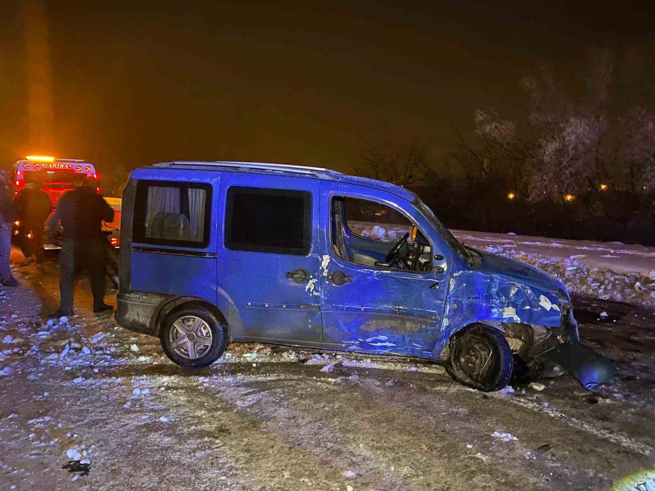 ELAZIĞ’DA HAFİF TİCARİ ARAÇ, SÜRÜCÜSÜNÜN DİREKSİYON HAKİMİYETİNİ KAYBETMESİ SONUCU, AYDINLATMA...