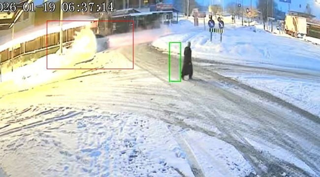 ELAZIĞ’DA KAR VE BUZLANMADAN DOLAYI DURAMAYAN ARAÇ, REFÜJE ÇIKTI.