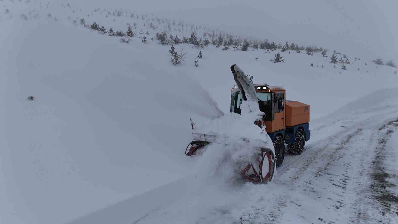 ELAZIĞ’DA KAR YAĞIŞIYLA BİRLİKTE KENT GENELİNDEKİ YÜZLERCE KÖY YOLU KAPANDI. EKİPLERİN ÇALIŞMASI...