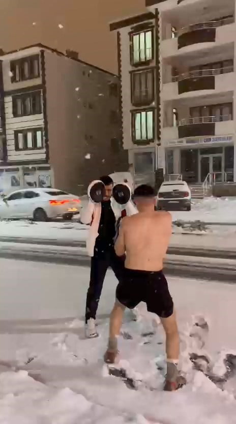 ELAZIĞ’DA MİLLİ BOKSÖR VE ARKADAŞLARI, YAĞAN KAR YAĞIŞINDA DIŞARIDA YARI ÇIPLAK ÖNCE ANTRENMAN...