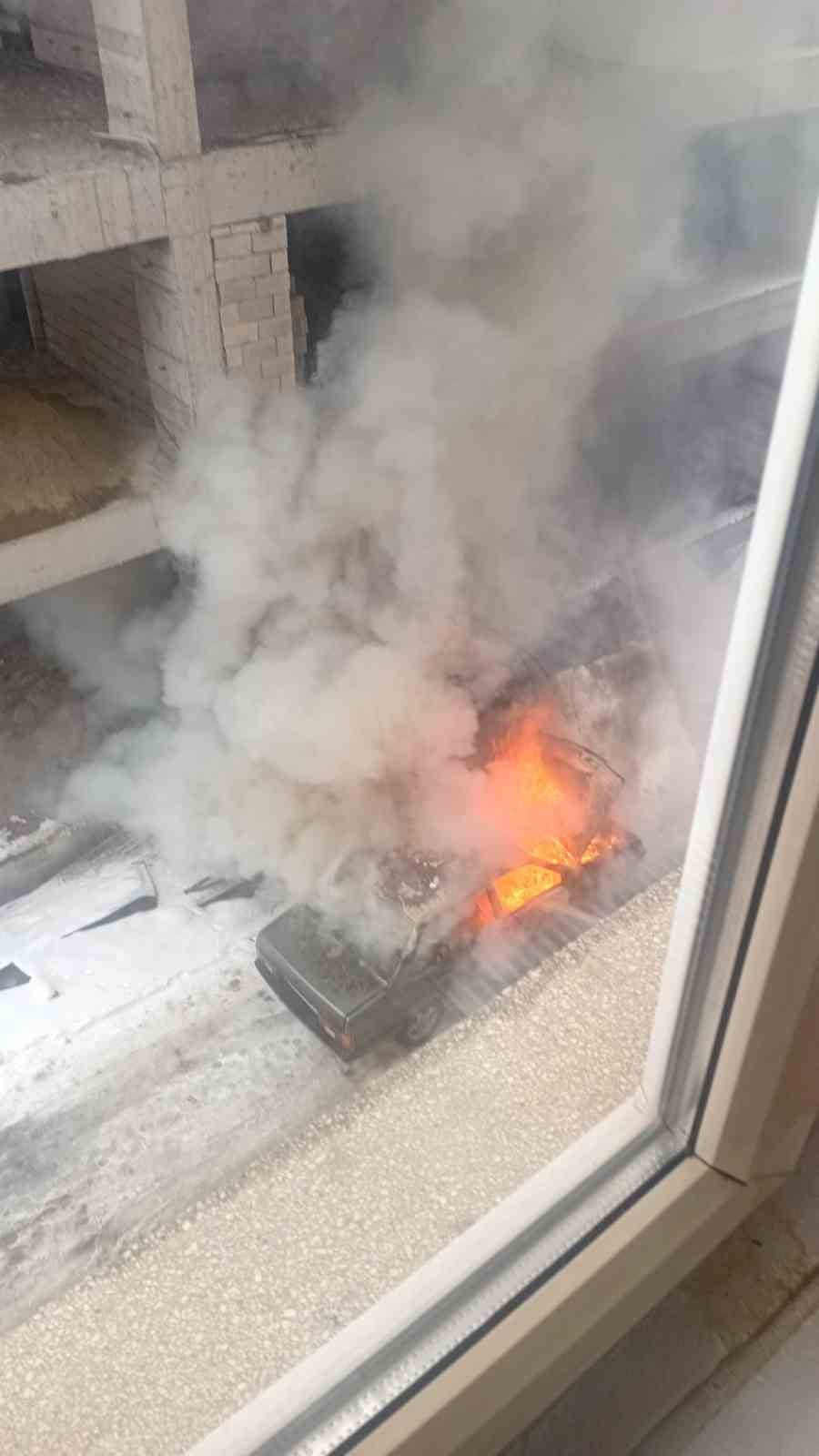 ELAZIĞ’DA PARK HALİNDEYKEN ALEV ALAN TOFAŞ OTOMOBİL KULLANILMAZ HALE GELDİ.