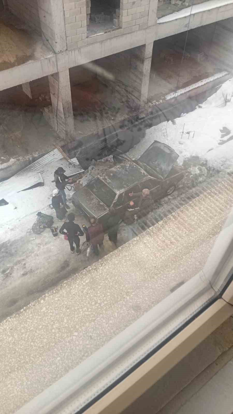 ELAZIĞ’DA PARK HALİNDEYKEN ALEV ALAN TOFAŞ OTOMOBİL KULLANILMAZ HALE GELDİ.