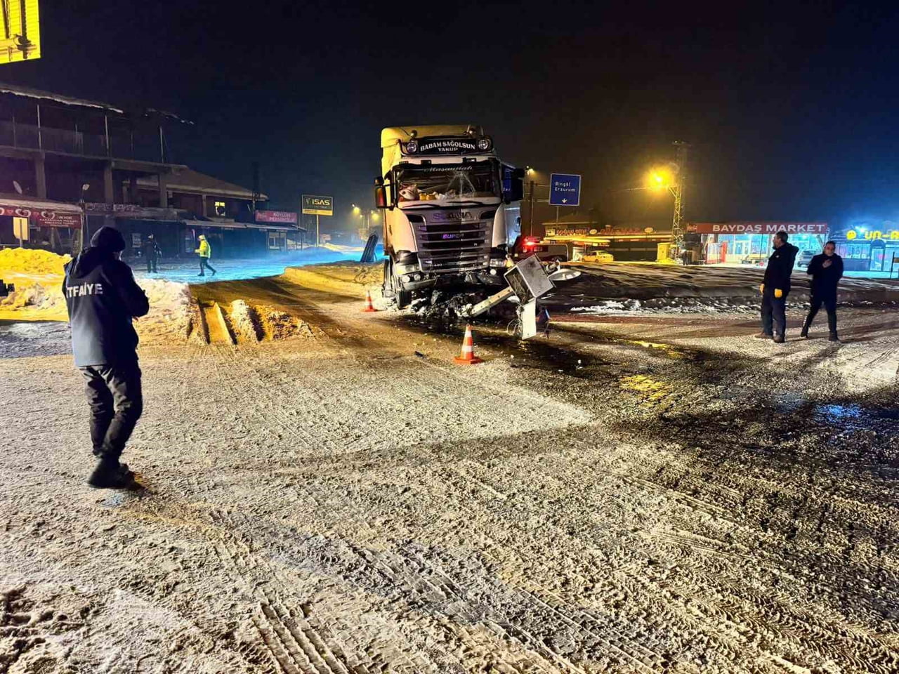 ELAZIĞ’DA YAĞAN KAR YAĞIŞINDAN DOLAYI DİREKSİYON HAKİMİYETİNİ KAYBEDEN TIR, MOBESE DİREĞİNE...