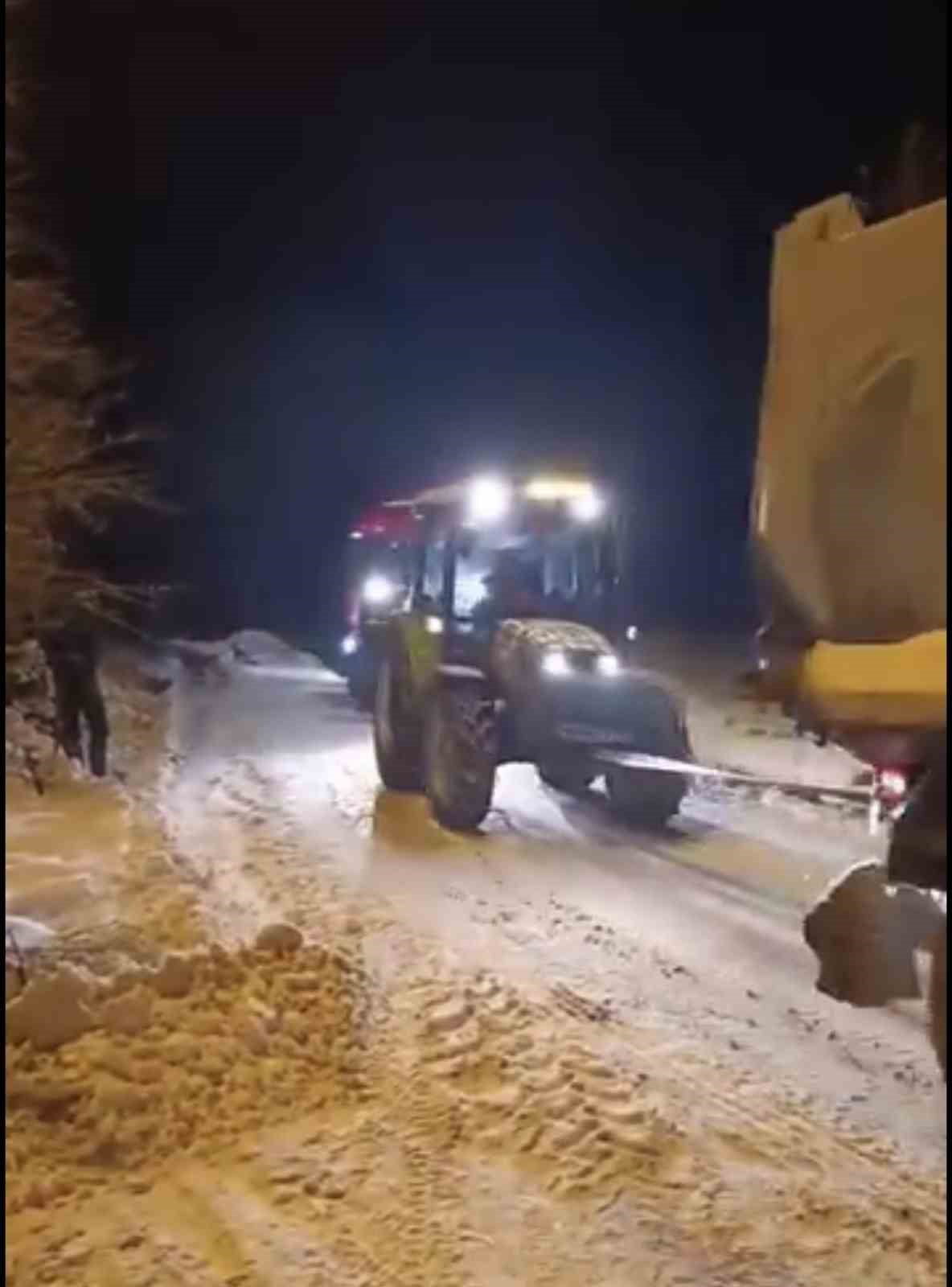 ELAZIĞ’DA YOLDA KALAN TIR, KÖY SAKİNLERİ VE İL ÖZEL İDARESİ EKİPLERİNİN ORTAK ÇALIŞMASI İLE...