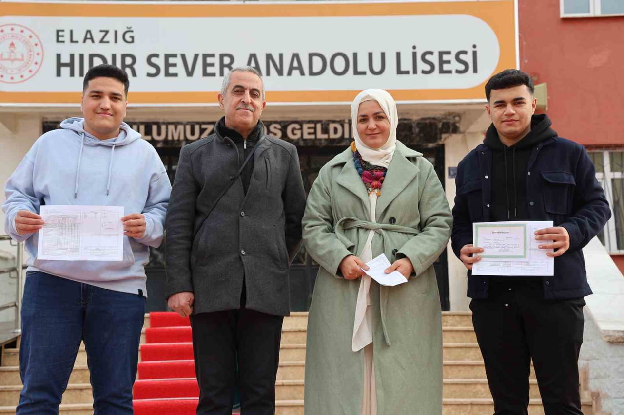 ELAZIĞ HIDIR SEVER ANADOLU LİSESİ’NDE 20 YIL ÖNCE ÖĞRENCİ OLAN ÖĞRETMEN İLE ONUN ÖĞRETMENİ VE...