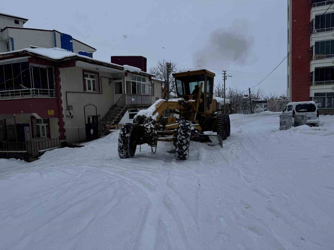 ELAZIĞ’IN KARAKOÇAN İLÇESİNDE ETKİLİ OLAN KAR YAĞIŞI SONRASINDA EKİPLERİN ÇALIŞMASI...