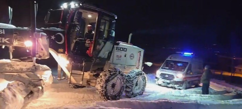 ELAZIĞ’IN KARAKOÇAN İLÇESİNDE  HASTA ALMAYA GİDERKEN YOLDA KARA SAPLANAN AMBULANS, İL ÖZEL İDARESİ...
