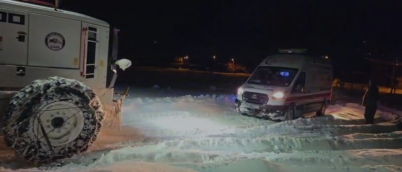 ELAZIĞ’IN KARAKOÇAN İLÇESİNDE  HASTA ALMAYA GİDERKEN YOLDA KARA SAPLANAN AMBULANS, İL ÖZEL İDARESİ...