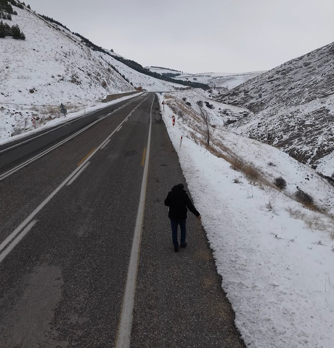 ELAZIĞ’IN KEBAN İLÇESİNDE DUYARLI VATANDAŞLAR, KIŞ GÜNÜNDE YİYECEK BULMAKTA ZORLANAN KUŞLAR İÇİN...