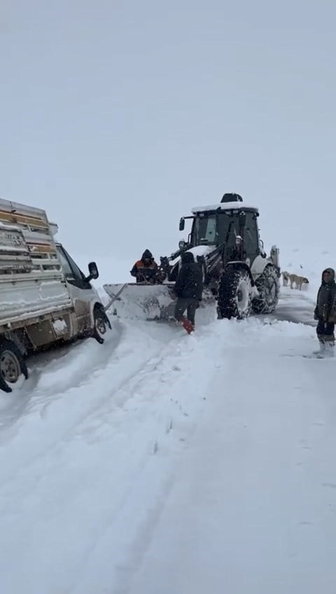 ELAZIĞ’IN KOVANCILAR İLÇESİNDE KAR YAĞIŞINDAN DOLAYI ŞARAMPOLE DÜŞEN PİKAP, İL ÖZEL İDARESİ...