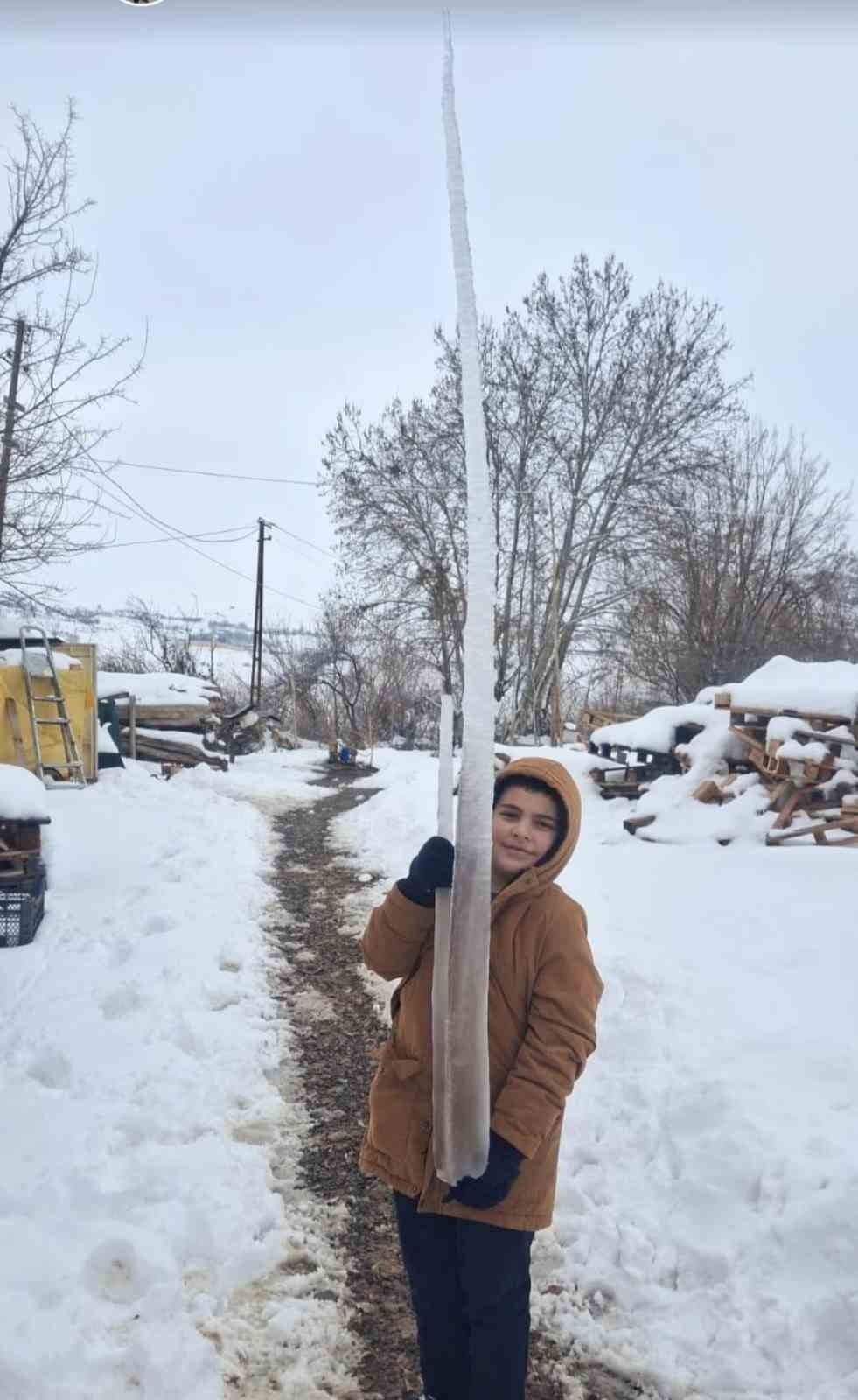ELAZIĞ’IN PALU İLÇESİNDE OLUŞAN BUZ SARKITLARI GÖRENLERİ HAYRETE DÜŞÜRDÜ