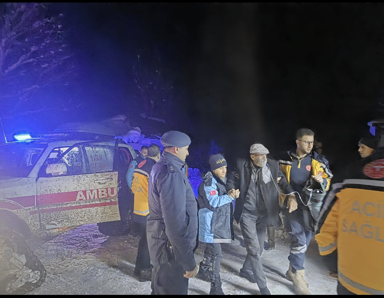 ELAZIĞ’IN SİVRİCE İLÇESİNDE EVİNDE KAR YAĞIŞINDAN DOLAYI MAHSUR KALAN KOAH HASTASI 80 YAŞINDAKİ...