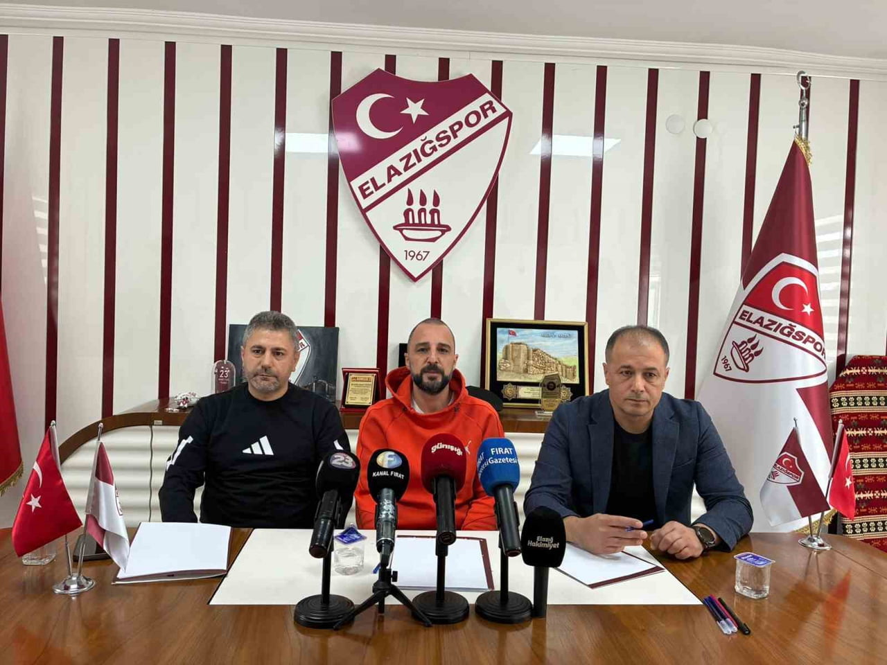 ELAZIĞSPOR FUTBOL ŞUBE SORUMLUSU EREN KURNAZ (SOLDA), TEKNİK DİREKTÖR ADEM ÇAĞLAYAN (ORTADA)...