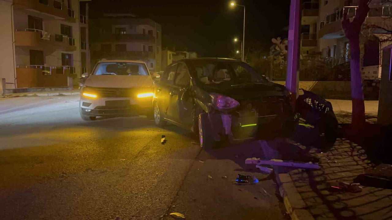 ELEKTRİK DİREĞİNE ÇARPAN OTOMOBİL HURDAYA DÖNDÜ