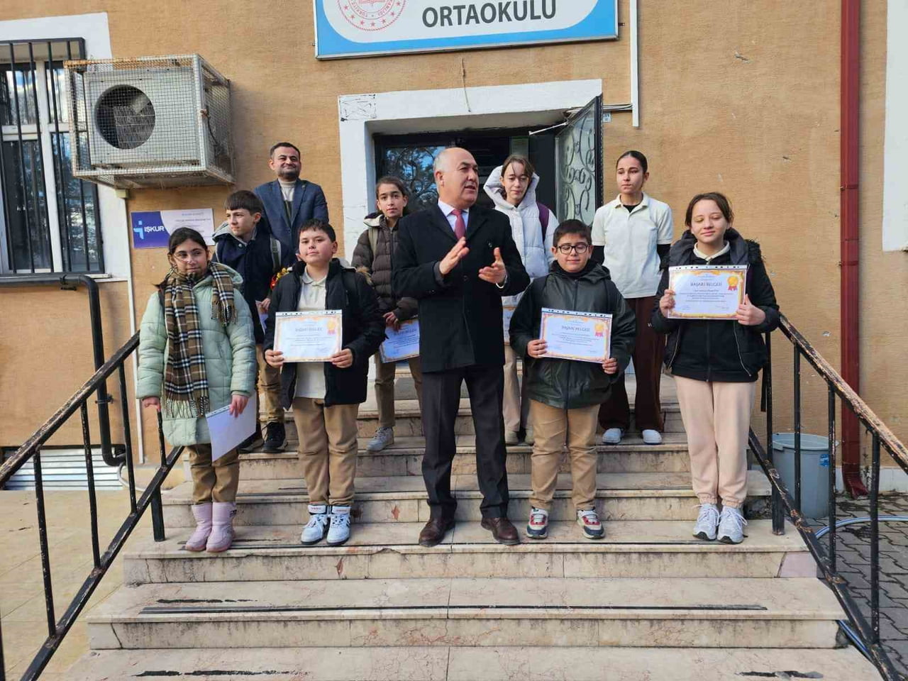 EMİRDAĞ İLÇE MİLLİ EĞİTİM MÜDÜRÜ GÜRKAN EMEKSİZ,  BAŞARILI ‘AYIN ÖĞRENCİLERİNE’ ÖDÜL...