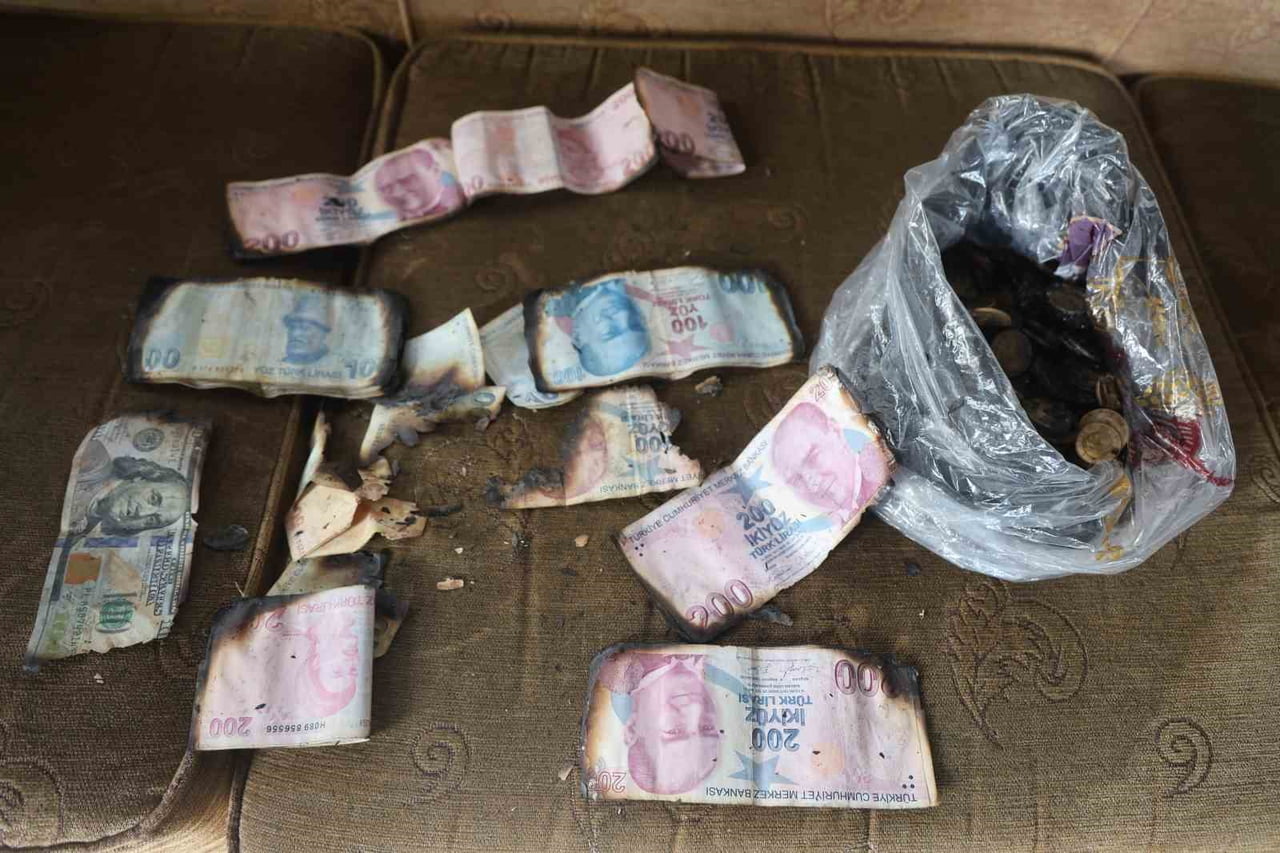 ENDERUN'UN AİLESİNİN BİRİKTİRDİĞİ PARALAR VE EŞYALAR YANARAK KÜLE DÖNDÜ.