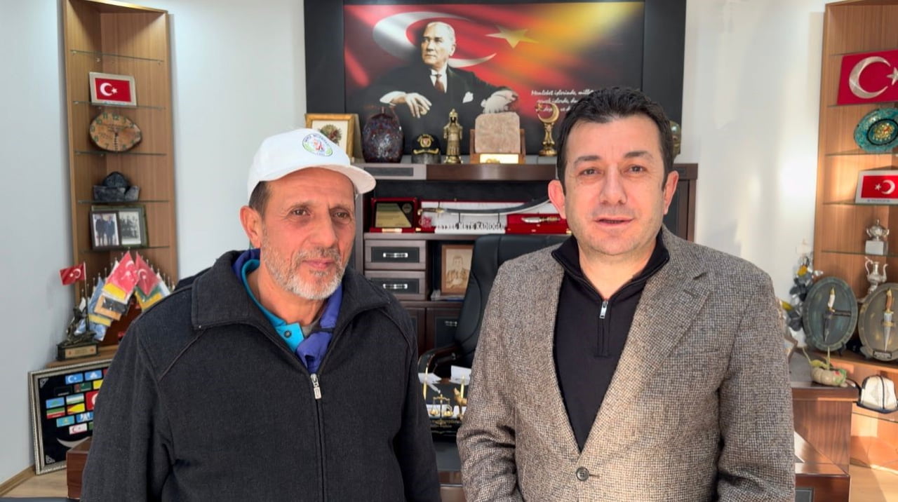 ENGELLİ VATANDAŞIN KAYBETTİĞİ PARAYI BULAN BELEDİYE PERSONELİ ÖDÜLLENDİRİLDİ