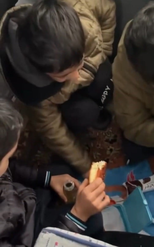 ERZİNCAN'DA SERVİS KARA SAPLANDI, ACIKAN MİNİK ÖĞRENCİLER BESLENME ÇANTALARINA SARILDI